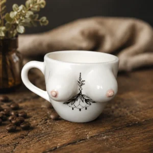 Boobie-Tasse mit Tattoo