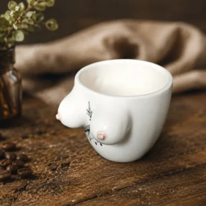 Boobie-Tasse mit Tattoo